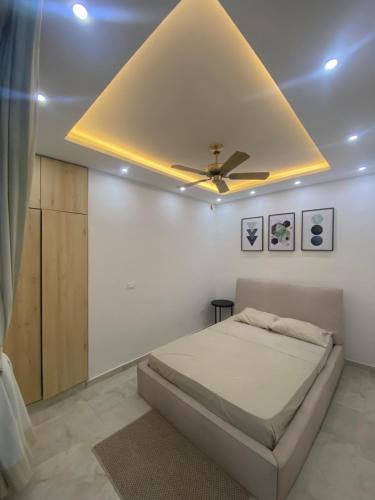 a bedroom with a bed and a ceiling fan at Casa kalumaye ibague in Ibagué