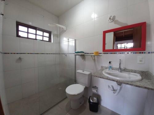 Casa Juçara Paraty في باراتي: حمام ابيض مع مرحاض ومغسلة