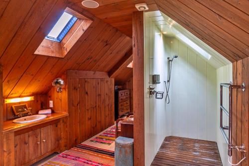 uma casa de banho com um chuveiro e um lavatório num quarto em Finest Retreats - New Park Farm em Charlton Musgrove