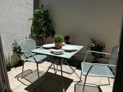 聖地亞哥的住宿－Alto Las Condes Apartments，盆栽室里的桌椅