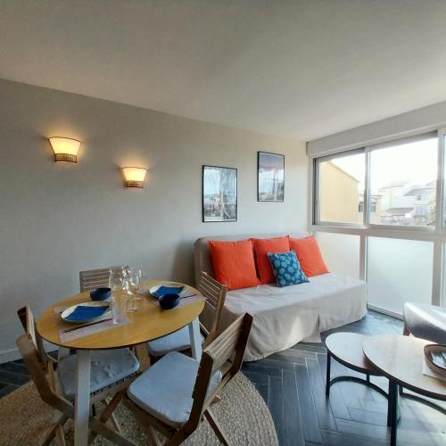un salon avec un canapé et une table dans l'établissement Coquet T2 classé 2**, Narbonne Plage, à Narbonne-Plage