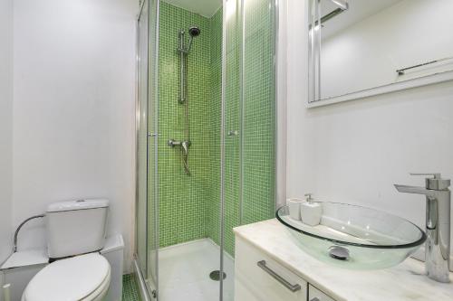 bagno con lavandino e doccia in vetro di WHome Central City Serenity: Entrecampos Terrace Haven a Lisbona