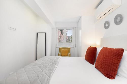 una camera con un letto bianco e una finestra di WHome Central City Serenity: Entrecampos Terrace Haven a Lisbona
