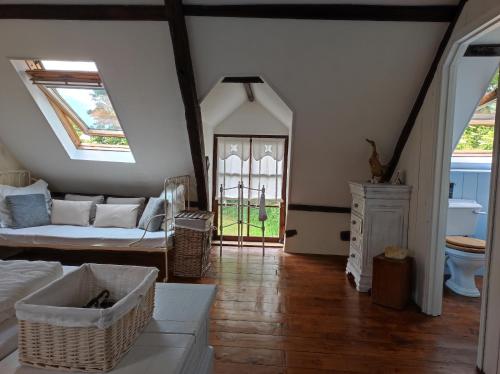 salon z kanapą i oknem w obiekcie Cottage Breton w mieście Les Champs-Géraux