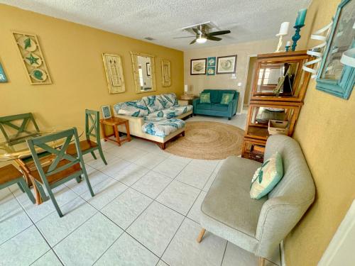 sala de estar con sofá y mesa en Saltwater Retreat of Redington Shores en St Pete Beach