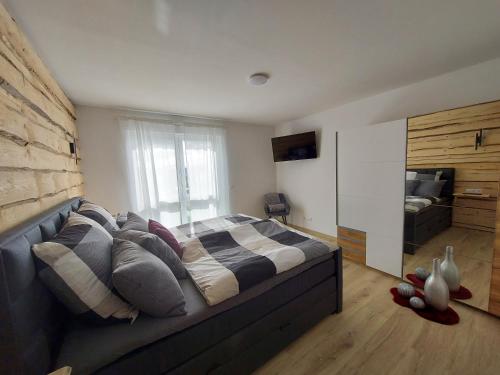 1 dormitorio con 1 cama grande en una habitación en Premium Vulkaneifel Chalet, en Lutzerath