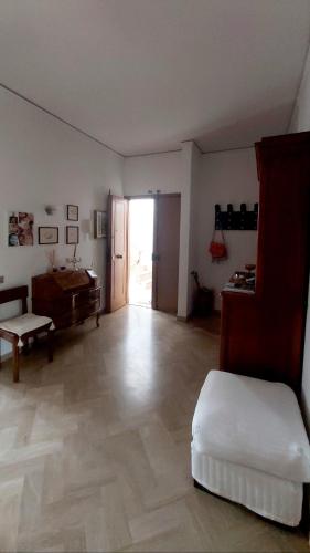 JF Yellow Room - ideal location away from the crowds and close to the tramline stop - only female guests or couplesにあるシーティングエリア