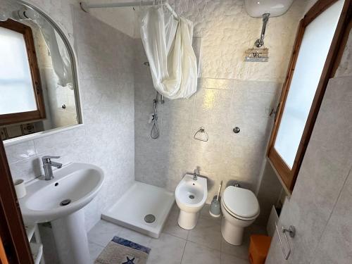 Baño pequeño con lavabo y aseo en Appartamento vista mare a Maladroxia C227, en Maladroscia