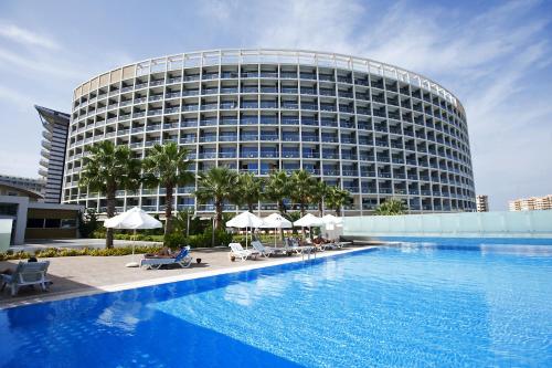クンドゥにあるCrystal Centro Resort - Ultimate All Inclusiveの大きなスイミングプールが建物の前にあるホテル
