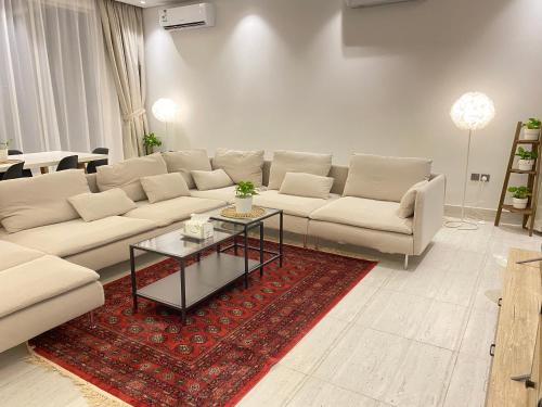 الرياض البوليفارد شقق عبيه Vip الفاخره في الرياض: غرفة معيشة مع أريكة وطاولة