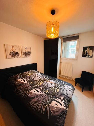- une chambre avec un lit design dans l'établissement Cosy appartement Rives du lez, à Montpellier