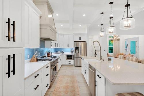 Dapur atau dapur kecil di SOUTHERN SEABREEZE 5BR POOL & BEACH by Barclé