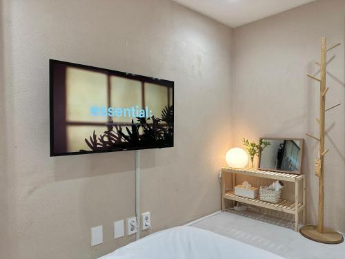 sala de estar con TV en la pared en Hoho House en Busan