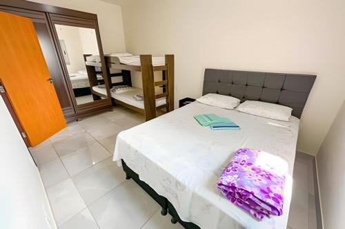 um quarto com uma cama e um espelho num quarto em 104 - Apartamento Completo para até 7 Hóspedes em Patos de Minas