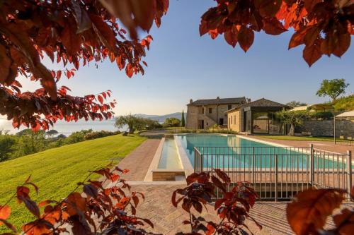 uma casa com piscina ao lado de um edifício em Luxury Estate Villa Trasimena Lake em Magione