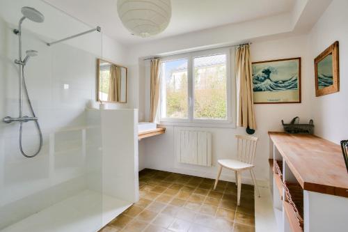 une salle de bain avec douche et lavabo dans l'établissement Escapade à deux pas du Port de Dahouët, à Pléneuf-Val-André