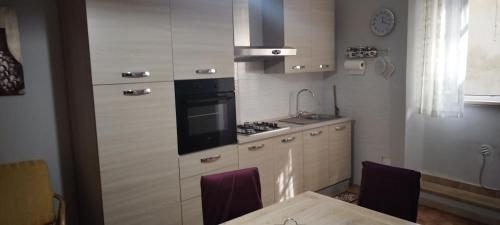 cocina con fregadero y fogones horno superior en Casa Vacanze SOFIA en Bolsena