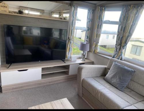 TV a/nebo společenská místnost v ubytování Experience Coastal Bliss in Our Modern 2019 Sea Viev 2 Bedroom static caravan at Clarach Bay Holiday Village!