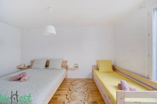 une chambre avec deux lits et une fenêtre dans l'établissement Scribe bleu - Centre ville - moderne et calme, à Nantes