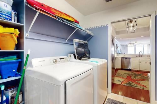 Η κουζίνα ή μικρή κουζίνα στο Navarre Beach Regency 305