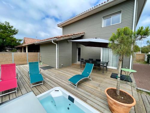 Welcoming new architects house with jacuzzi