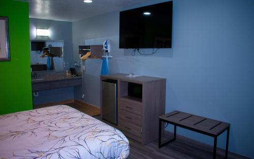Ein Bett oder Betten in einem Zimmer der Unterkunft Fort Davis Inn & RV Park