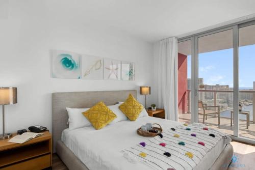 1 dormitorio con cama grande y ventana grande en Infinite View with Balcony,Pool plus Near Beach en Hallandale Beach