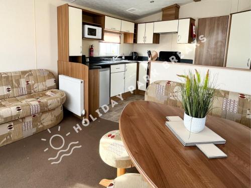 Ett kök eller pentry på Homely 3 bed - Sleeps 8 @ Seal Bay, Selsey