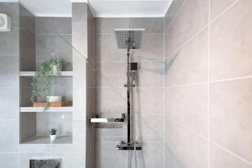 y baño con ducha y puerta de cristal. en Modern Penthouse in Sanem, en Sanem