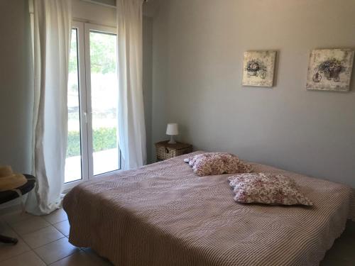 イグメニツァにあるChambres d'hôtes - Piscine - Nature - Propriété exclusiveのベッドルーム1室(枕2つ付)