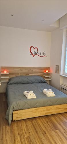 een slaapkamer met een bed met twee handdoeken erop bij La perla di Ro in Savona