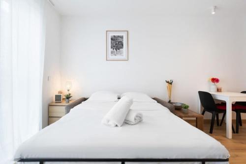 Ein Bett oder Betten in einem Zimmer der Unterkunft Chic Studio Perfect for City Explorers ID201