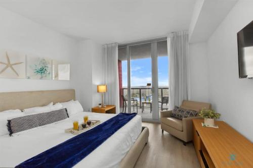 Postel nebo postele na pokoji v ubytování Infinite View and Balcony with Pool, Gym, Near Beach