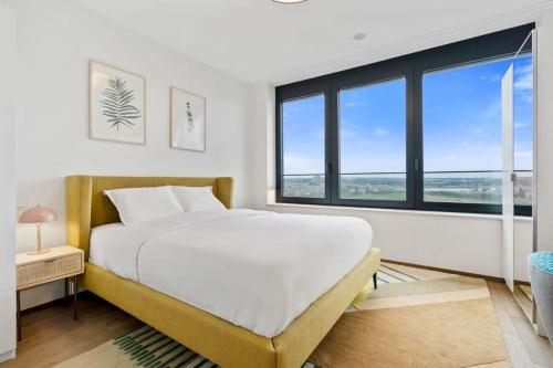 Postel nebo postele na pokoji v ubytování Stylish and Luxurious Apt with Pool & Gym