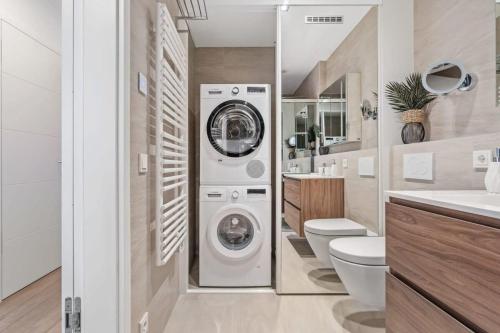 un bagno con lavatrice e asciugatrice di Stylish and Luxurious Apt with Pool & Gym ID214 a Lussemburgo