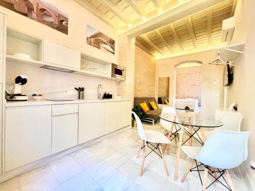 A kitchen or kitchenette at Click Triana - Patio Privado