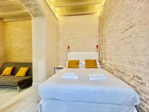 A bed or beds in a room at Click Triana - Patio Privado