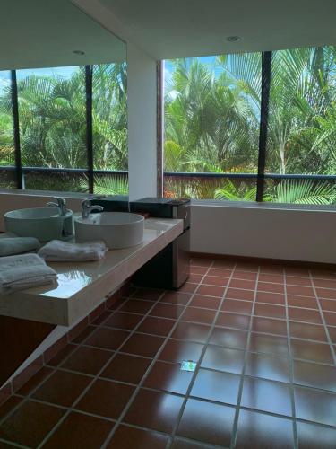 baño con 2 lavabos y ventana grande en Mesod Jungle Boutique en Caracas