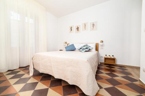 una camera con un letto e un pavimento a scacchi di Santaló B&B a Bitonto