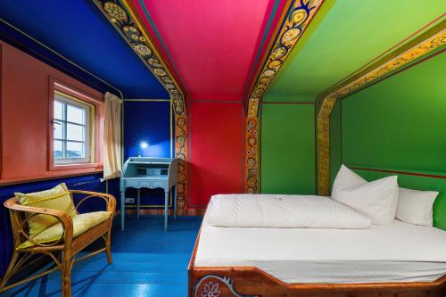ein Schlafzimmer mit einem Bett und einem Stuhl in der Unterkunft Ristorante e Pensione La Campagnola in Dresden