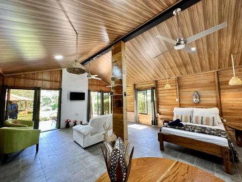 Φωτογραφία από το άλμπουμ του Romantic Cabin in the Forest, Valle Azul, Bungalows Tulipanes CR σε San Ramon