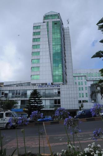 un grand bâtiment avec beaucoup de fenêtres dans l'établissement Melka International Hotel, à Addis-Abeba
