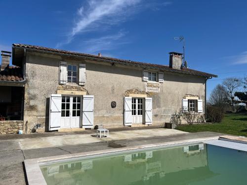 una casa con piscina frente a ella en Du coté de chez Flo, en Bazas