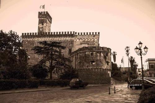 un gran castillo con un coche aparcado delante de él en La Piazzetta, en Nardò