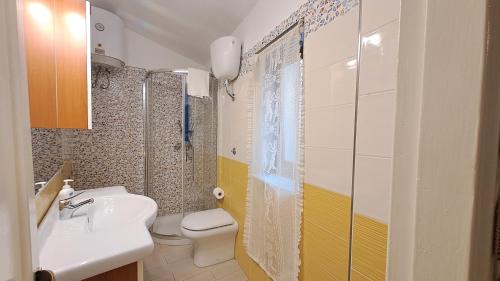 een badkamer met een wastafel en een toilet bij Sky Apartment by Casa in mente in Cefalù