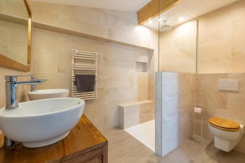 Ένα μπάνιο στο Residence Melody