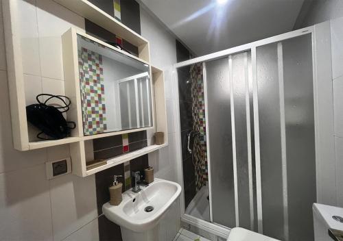 W łazience znajduje się toaleta, umywalka i prysznic. w obiekcie Apartment in Sousse​ w Susie