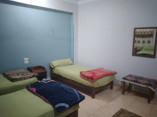 Zimmer mit 3 Betten in einem Zimmer in der Unterkunft Ali habou {4} in Luxor