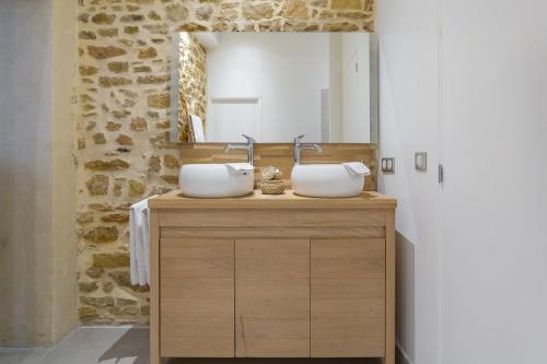リヨンにあるLa Suite Boissac - Cœur de Lyon - Bellecourのバスルーム(洗面台2台、鏡付)