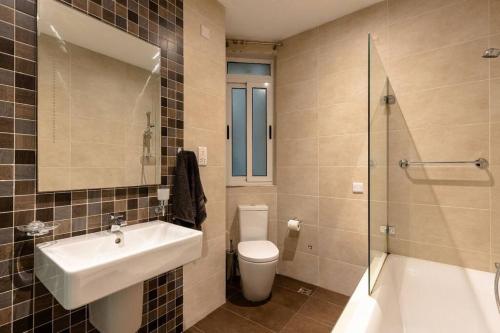 a bathroom with a sink and a toilet and a shower at Cozy 3BD Seaside Apartment! WiFi and Great Location! in Tal-Għoqod